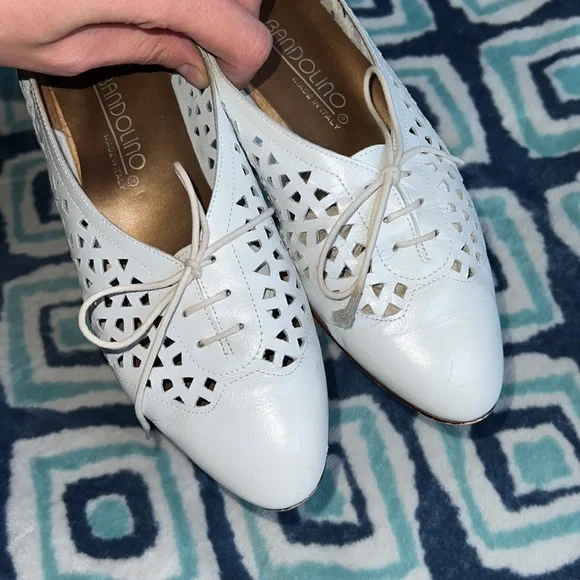 Bandolino White Flats - Picture 5 of 7